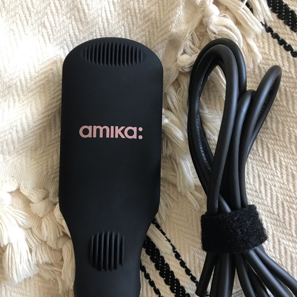 ired Polished Perfection
Straightening Brush 2.0